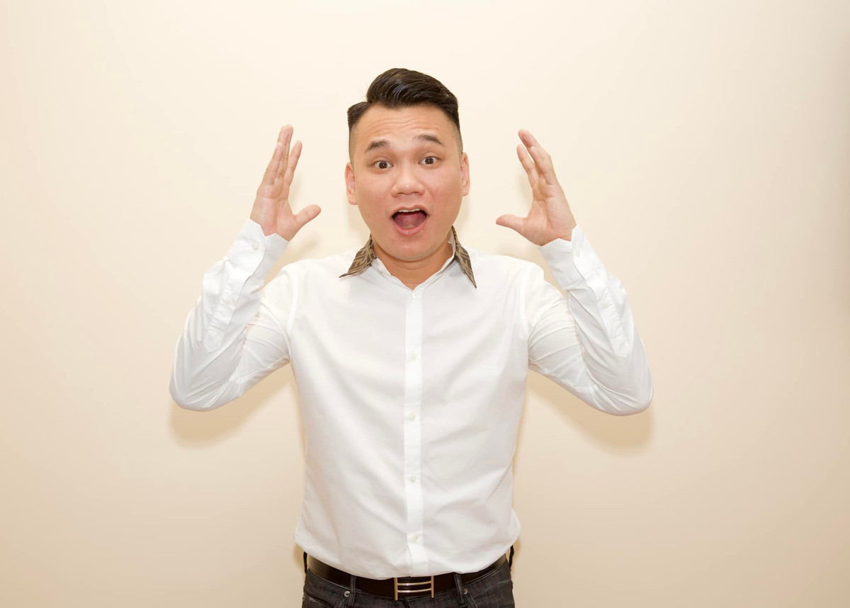 Không chỉ hoạt động nghệ thuật, Khắc Việt còn tham gia đầu tư bất động sản bằng việc mở công ty và trở thành ông chủ trong lĩnh vực địa ốc. Ảnh: FBNV