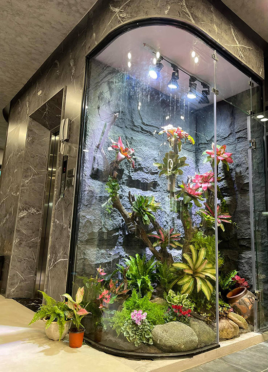 Nam ca sĩ cho biết: "Tôi mua thêm 1 nhà mặt đất ở Hà Nội, còn căn tại TP.HCM mua từ 2019 nhưng đến 2021 mới được nhận. Tôi có mấy chiếc chung cư trước đó để kinh doanh, cho thuê nhưng đã bán đi để chuyển xuống ở mặt đất. Có con cái nên tôi muốn chọn địa điểm rộng rãi, tiện lợi hơn". Ảnh: FBNV