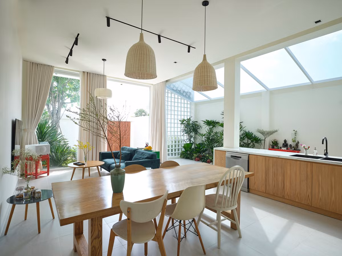 Tại khu vực bếp, gia chủ vừa chuẩn bị món ăn yêu thích vừa có thể tận hưởng vẻ đẹp của ánh sáng, cây xanh qua các ô cửa kính trong suốt.