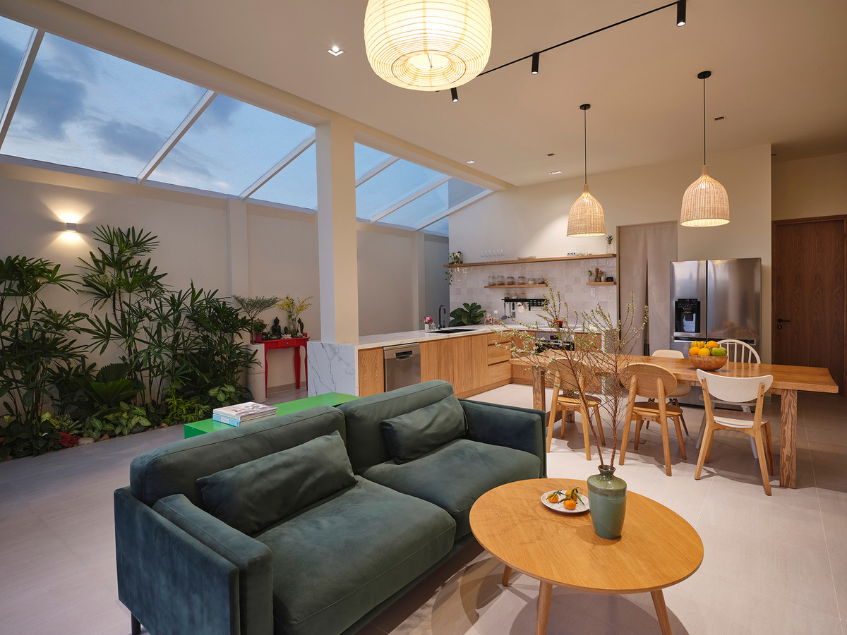 Khu vực sinh hoạt thiết kế mở có tầm nhìn toàn cảnh ra khu vườn xanh tươi ở sân trước.