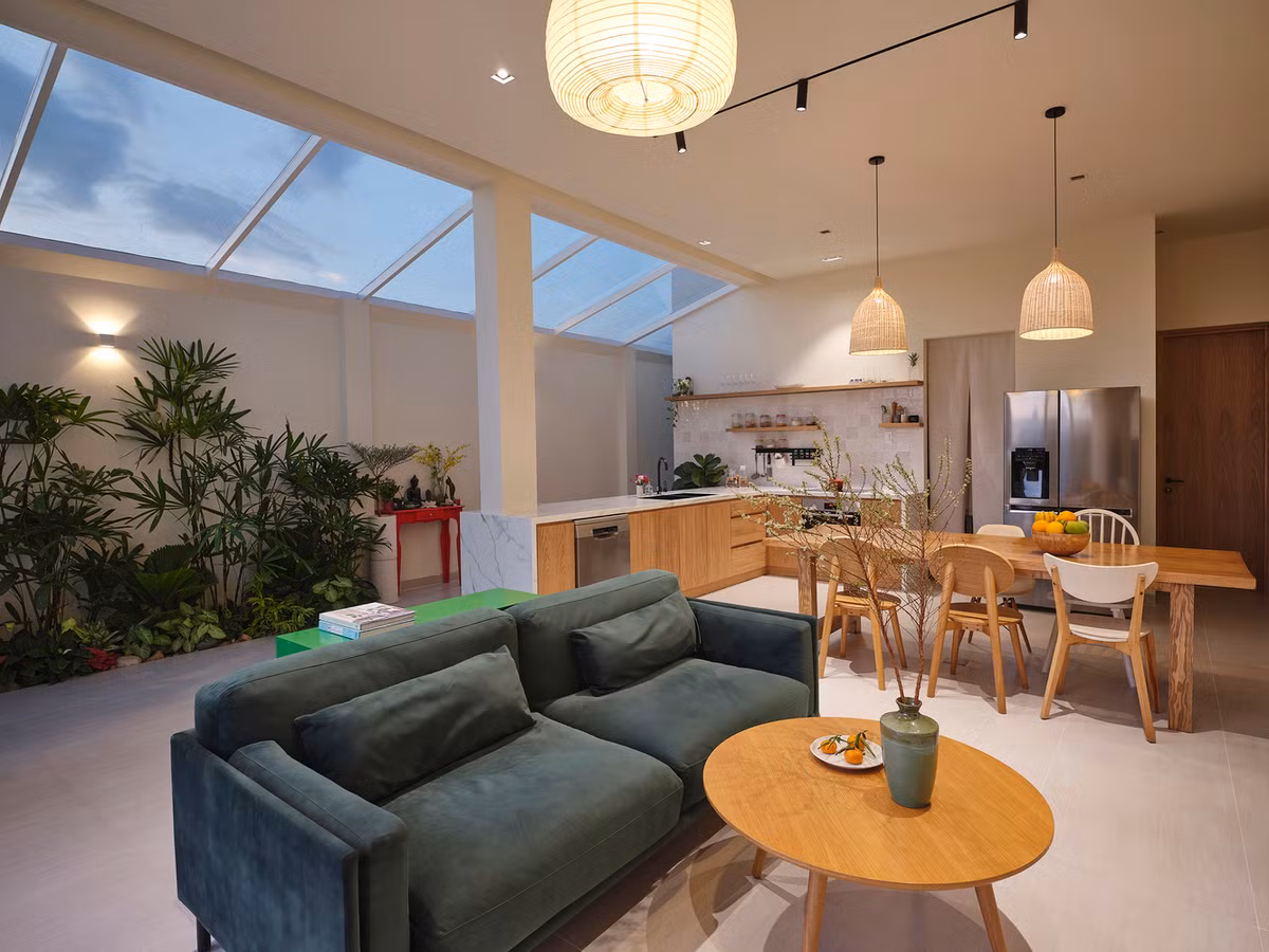 Khu vực sinh hoạt thiết kế mở có tầm nhìn toàn cảnh ra khu vườn xanh tươi ở sân trước.