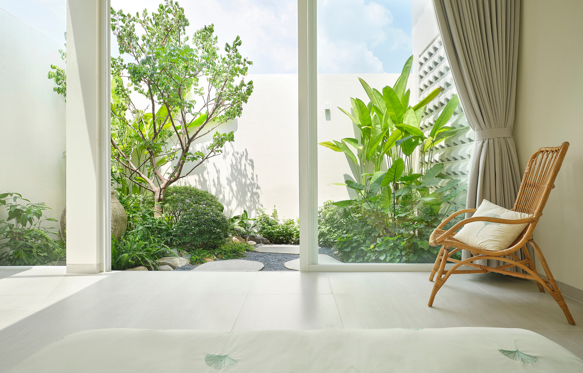 Hai phòng ngủ được đặt ở phía sau, ngoài ra một phần diện tích còn được dùng để làm sân phía sau nhà.