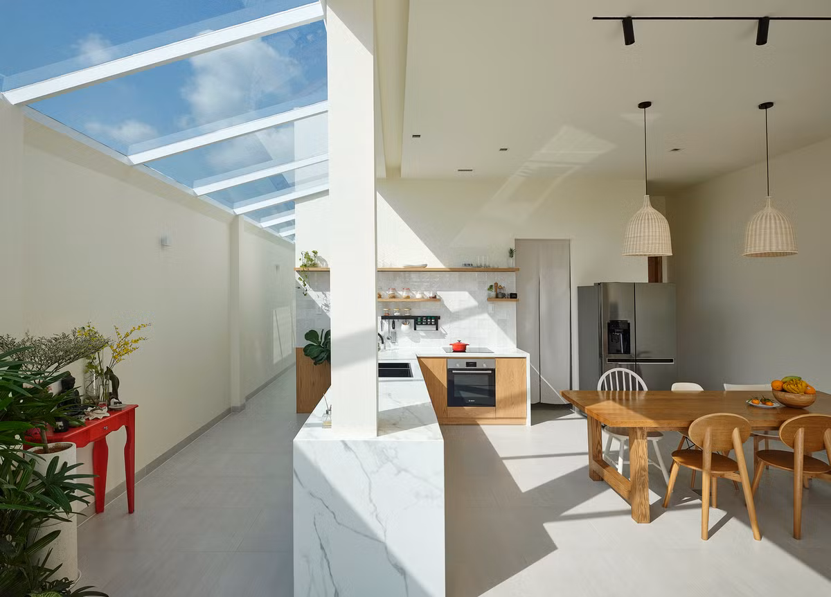 Để mở rộng không gian, kiến trúc sư loại bỏ bức tường không cần thiết, tạo ra không gian liên thông giữa phòng khách, phòng ăn và phòng bếp.