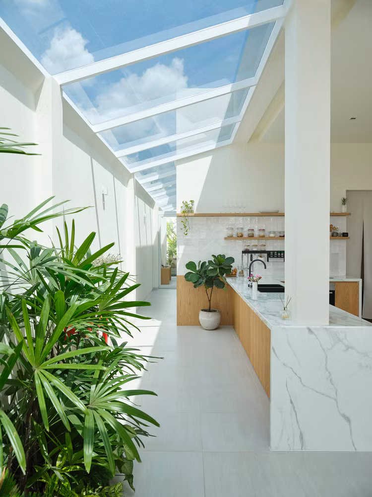 Sân thượng rộng mở dọc theo hành lang đón ánh sáng tự nhiên vào tất cả các khu vực trong nhà.