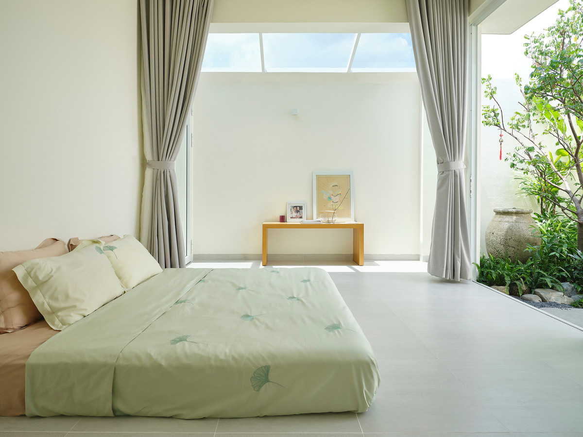 Bên cạnh đó, yếu tố nội thất đơn giản, tinh tế cũng khiến ngôi nhà trở nên rộng rãi, phù hợp với tiêu chí "nghỉ dưỡng" được đặt ra từ khi lên ý tưởng. Nguồn ảnh: Nam Bui Photography