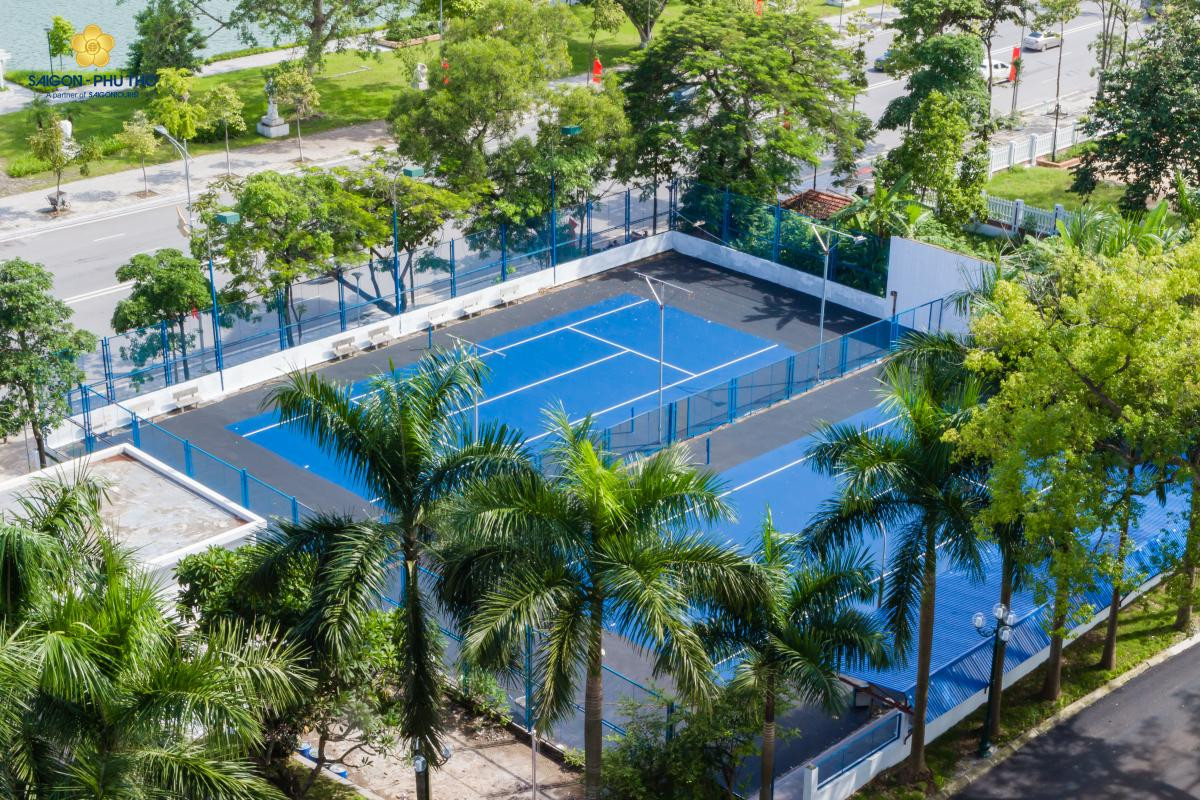 Trong khu vực của khách sạn còn có sân tennis.