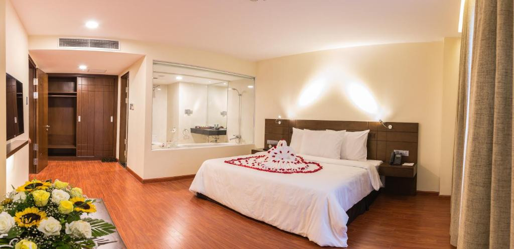 Không gian trong phòng rộng rãi và thoải mái.