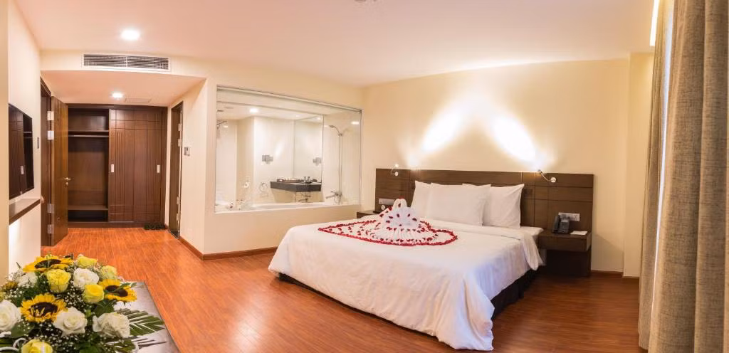 Không gian trong phòng rộng rãi và thoải mái.