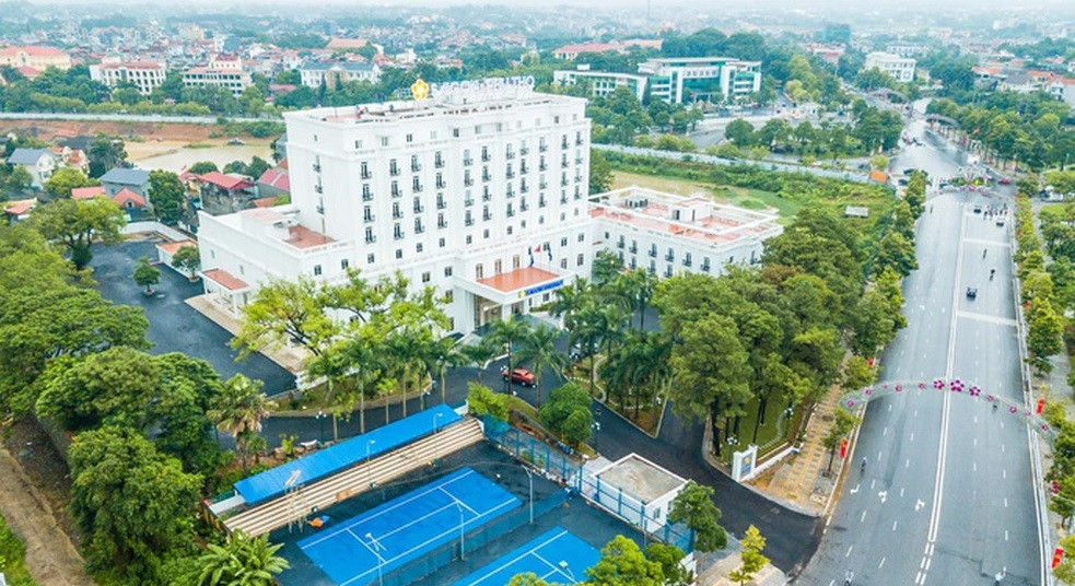 Khách sạn thiết kế theo kiến trúc Pháp mang phong cách cổ điển.