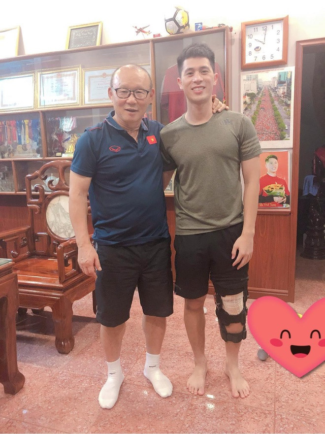 Nhà gồm những món đồ cơ bản cùng khu vực trang trí với bằng khen, thành tích của Đình Trọng. Ảnh: FBNV