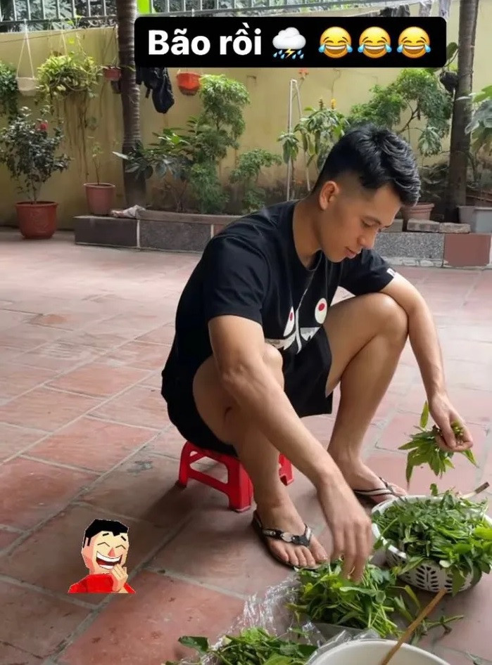 Chàng trung vệ trong một lần giúp mẹ nhặt rau ở ngoài sân. Ảnh: FBNV