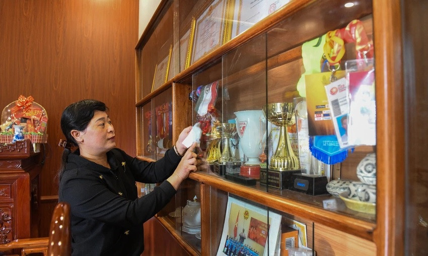 Bố mẹ dành riêng một tủ đồ giữ rất nhiều huy chương và cúp thi đấu của Đình Trọng. Ảnh: Zing