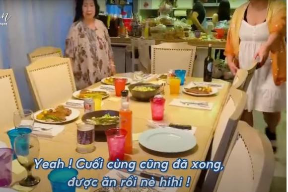 Bàn ăn dài phù hợp với những bữa tiệc đông người.