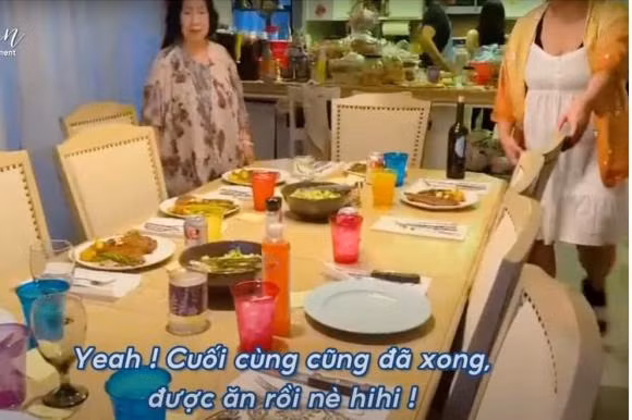 Bàn ăn dài phù hợp với những bữa tiệc đông người.