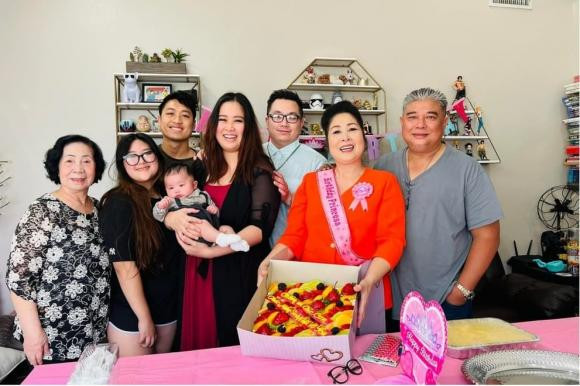 Con gái đầu lòng là Xí Ngầu có công việc ổn định và định cư cùng chồng ở Mỹ.