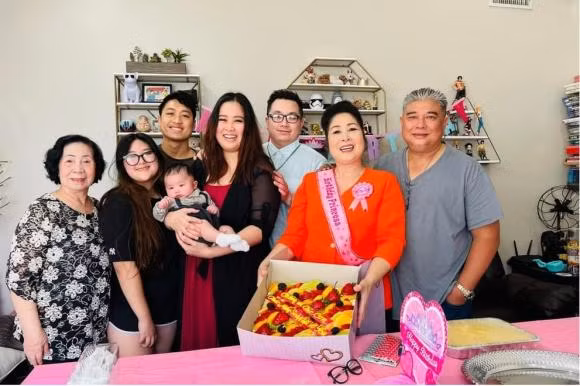 Con gái đầu lòng là Xí Ngầu có công việc ổn định và định cư cùng chồng ở Mỹ.