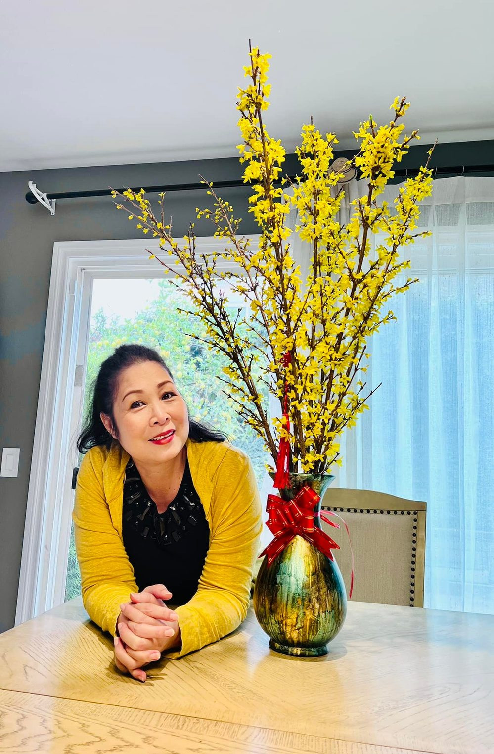 Trong nhà trang trí nhiều hoa tươi.