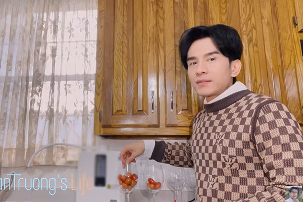 Nhà mới của Đan Trường mang phong cách cổ điển, sang trọng, trị giá 450.000 USD (khoảng 10 tỷ đồng) chưa bao gồm tiền sửa sang, trang trí nội thất. Ảnh chụp màn hình