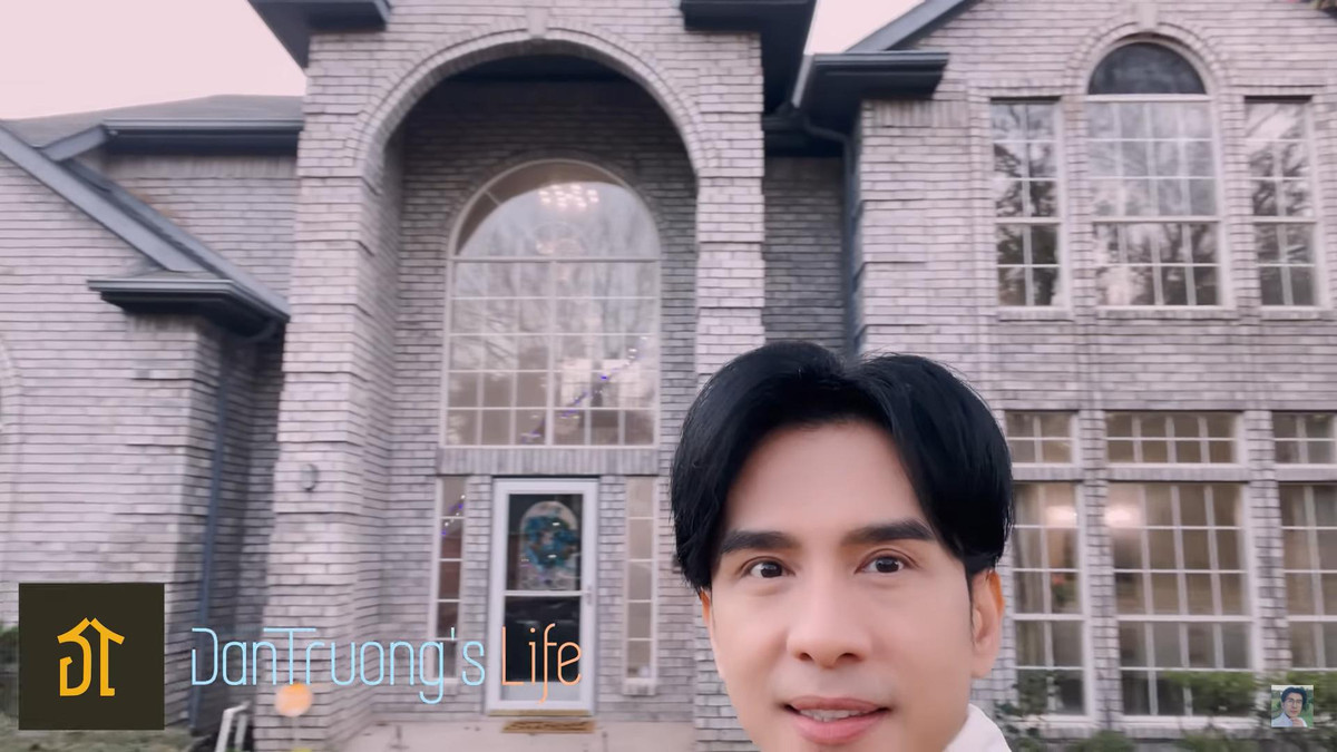 Nam ca sĩ hầu như đã sửa lại toàn bộ căn nhà. Ngôi nhà được thiết kế với rất nhiều cửa kính để tận dụng triệt để ánh sáng tự nhiên. Ảnh chụp màn hình