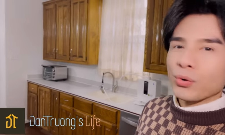 Phòng bếp trong nhà Đan Trường có nhiều tủ, giúp không gian gọn gàng và thoáng đãng. Ảnh chụp màn hình