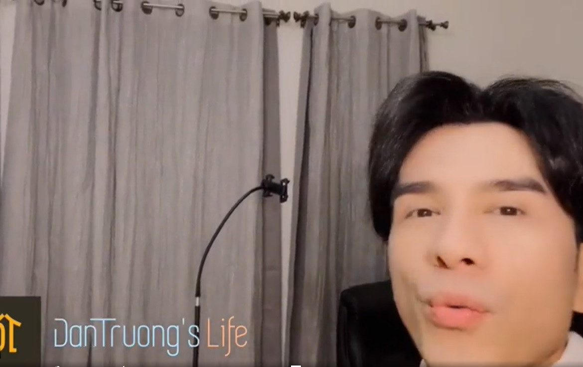 Trong phòng ngủ, Đan Trường lựa chọn gam màu xám chủ đạo. Cả rèm cửa cũng màu xám. Ảnh chụp màn hình