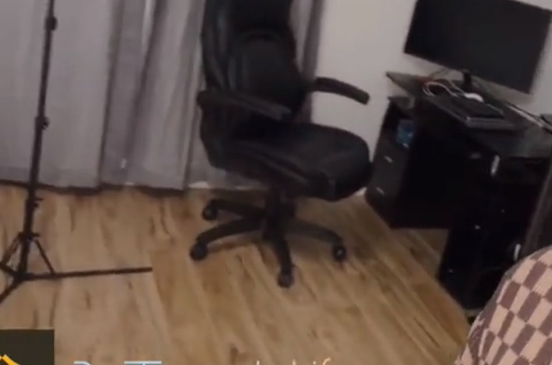 Ca sĩ Đan Trường thay thảm cũ của nhà bằng sàn gỗ để tránh phải hút bụi và dọn dẹp cũng nhanh hơn. Ảnh chụp màn hình