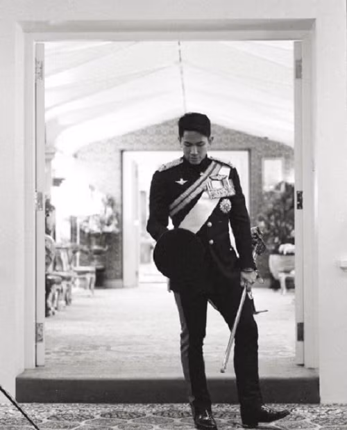 Với 2,3 triệu lượt follow trên Instagram, Mateen là một trong số ít những người đàn ông sống trong hoàng gia có lượng người yêu thích ngang bằng với một ngôi sao nổi tiếng. Ảnh: Instagram