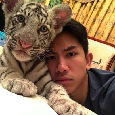 Mateen còn sẵn sàng chi một khoản tiền lớn nuôi báo hoa, hổ trắng, ... và âu yếm, cưng chiều nó. Ảnh: Instagram