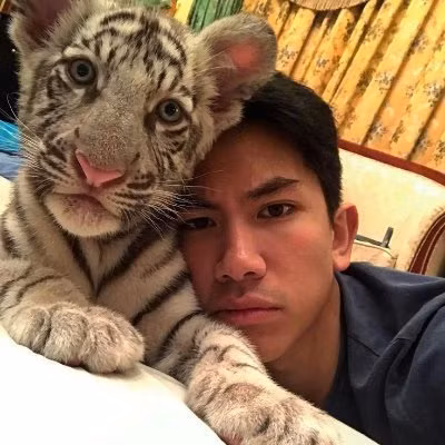 Mateen còn sẵn sàng chi một khoản tiền lớn nuôi báo hoa, hổ trắng, ... và âu yếm, cưng chiều nó. Ảnh: Instagram