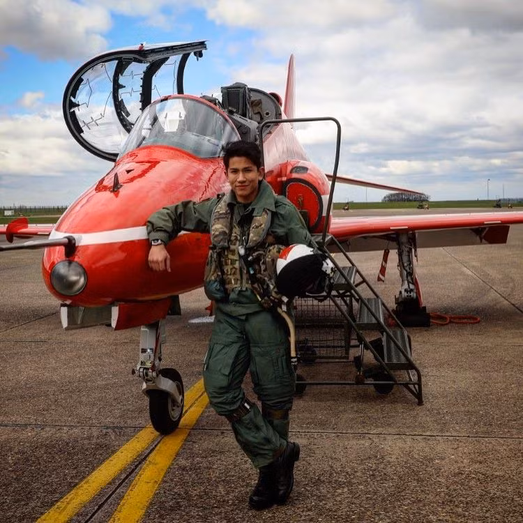 Sinh ra trong nhưng lụa nên Mateen có cách sống tương đối xa hoa giống cha mình. Anh thường dành thời gian để chơi polo (mã cầu), lái máy riêng và đi khám phá những bãi biển đẹp. Ảnh: Instagram