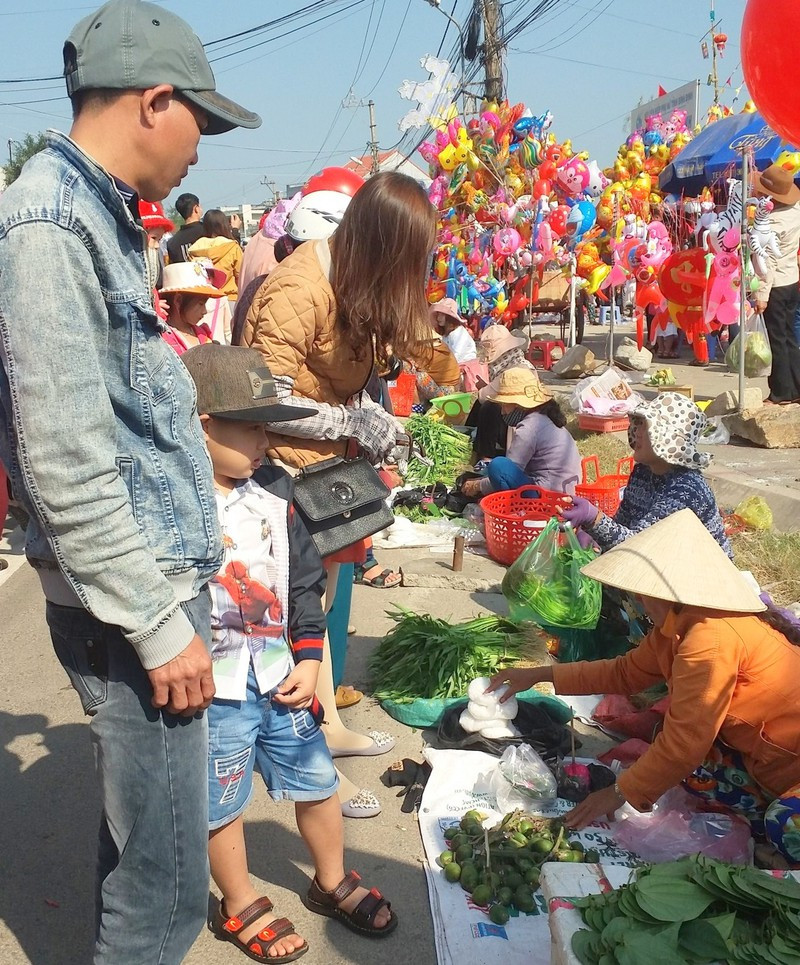 Một điều thú vị là hiều đôi trai gái ở tuổi đôi mươi khoác tay nhau cùng mua vài quả cau, lá trầu và chút vôi để cho duyên thắm tình nồng lứa đôi. Ảnh: Báo pháp luật