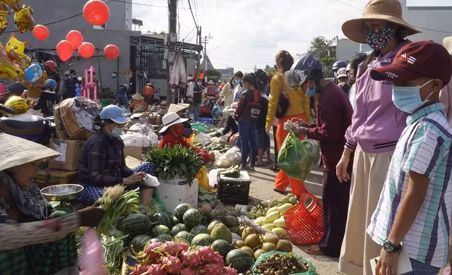 Ngoài ra, chợ cũng bán các vật phẩm mà tự tay người dân nuôi trồng được như rau, củ, quả tươi, tôm, cá....Ảnh: Dân trí