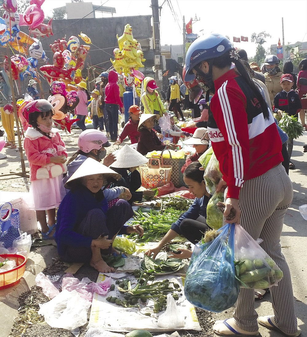 Chợ Gò chỉ nhóm họp duy nhất vào ngày mồng 1 Tết âm lịch. Phiên chợ tuyệt nhiên không ai có sự mặc cả về giá, không cò kè bớt một thêm hai. Ảnh: Lao động