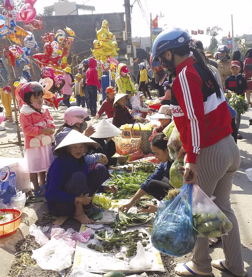 Chợ Gò chỉ nhóm họp duy nhất vào ngày mồng 1 Tết âm lịch. Phiên chợ tuyệt nhiên không ai có sự mặc cả về giá, không cò kè bớt một thêm hai. Ảnh: Lao động