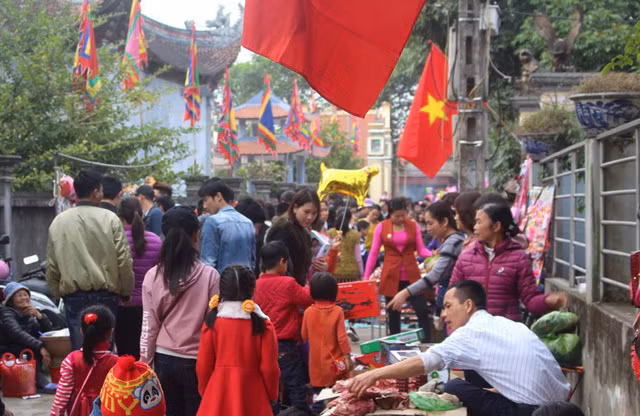 Dọc tuyến đường dẫn vào Đình có hàng trăm người bán đủ loại mặt hàng, từ thực phẩm thịt cá, rau xanh, hoa quả.. đến những quầy hàng đồ chơi, giải trí và mặt hàng đặc trưng gồm: muối, cơm rượu...Ảnh: Vietnamnet