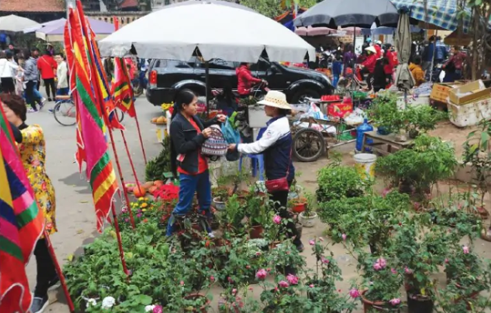 Mỗi năm một lần vào sáng mùng 1 Tết Nguyên Đán, người dân xã Hà Tiến, huyện Hà Trung, tỉnh Thanh Hoá có tục lệ đi chợ mua bán để lấy may. Ảnh: Phatgiao