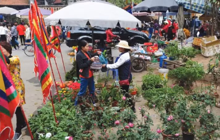 Mỗi năm một lần vào sáng mùng 1 Tết Nguyên Đán, người dân xã Hà Tiến, huyện Hà Trung, tỉnh Thanh Hoá có tục lệ đi chợ mua bán để lấy may. Ảnh: Phatgiao