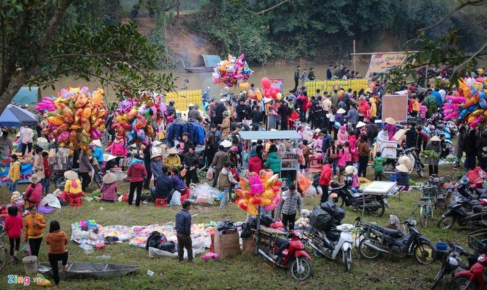 Chợ Chuộng (xã Ðông Hoàng, huyện Ðông Sơn, Thanh Hóa) mỗi năm cũng chỉ họp duy nhất một phiên vào ngày mùng 6 Tết Nguyên đán. Ảnh: Zing