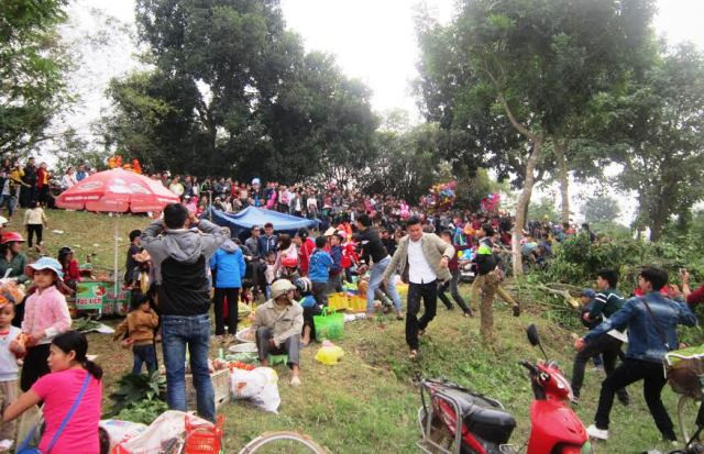 Nét độc đáo của chợ Chuộng đó là ai đến chợ bị nhiều cà chua ném vào người thì năm mới người đó sẽ gặp nhiều may mắn, có nhiều lộc, nhiều tài. Ảnh: Người lao động