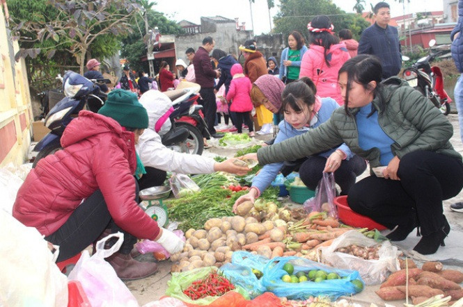 Đặc biệt, người mua - người bán ít khi mặc cả. Mọi người tự ngầm quy dịnh giá thành với nhau để mua sự may mắn cho một năm, nhưng không phải vì vậy người bán sẽ tăng hay ép giá người mua. Ảnh: Giadinhnet
