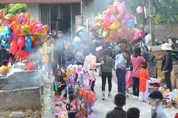 Từ lâu, tại xã Tân Hương, huyện Ninh Giang (Hải Dương) có một phiên chợ chỉ họp vào sáng mùng 2 Tết. Đó là chợ Đình Cả, tồn tại hàng trăm năm. Ảnh: Vietnamnet