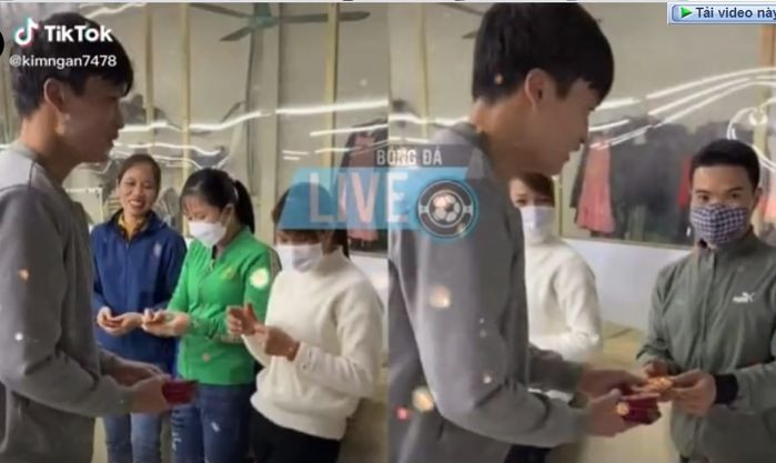 Vừa qua, khi kỳ nghỉ Tết kết thúc, Hoàng Đức xuống tận công xưởng lì xì đầu năm cho công nhân. Ảnh: Bóng Đá Live