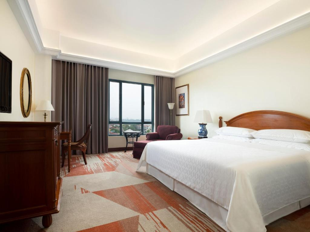 Giá phòng nghỉ tại khách sạn Sheraton Hà Nội trung bình từ 3 đến hơn 6 triệu đồng/đêm. Ảnh: Booking
