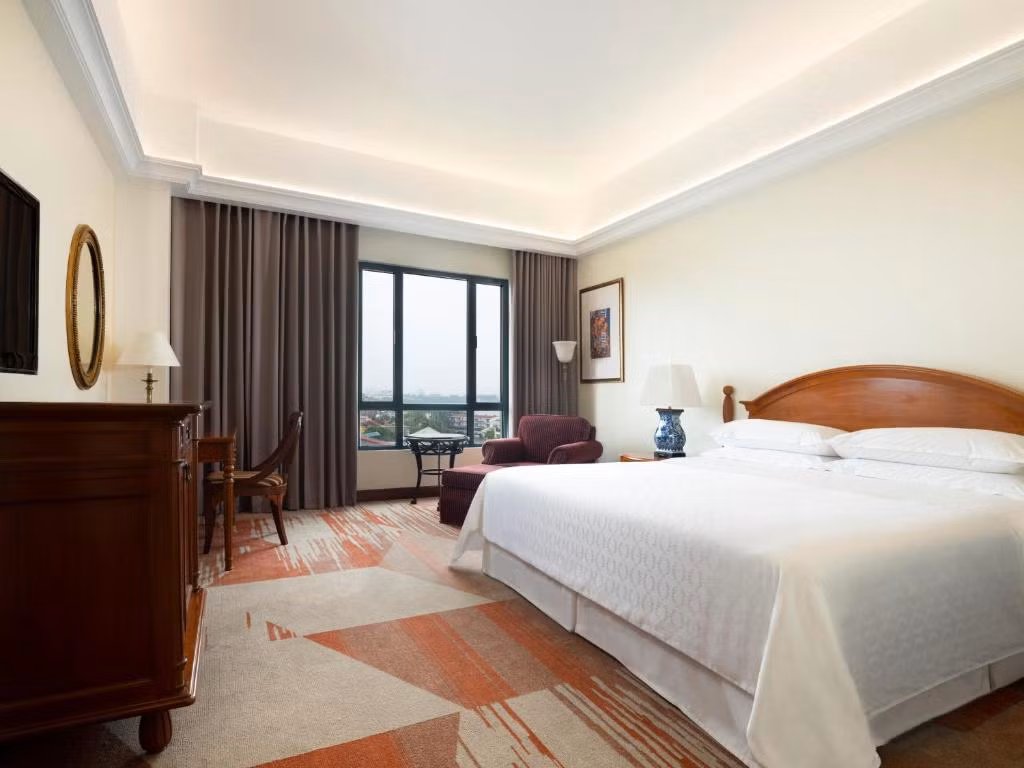 Giá phòng nghỉ tại khách sạn Sheraton Hà Nội trung bình từ 3 đến hơn 6 triệu đồng/đêm. Ảnh: Booking