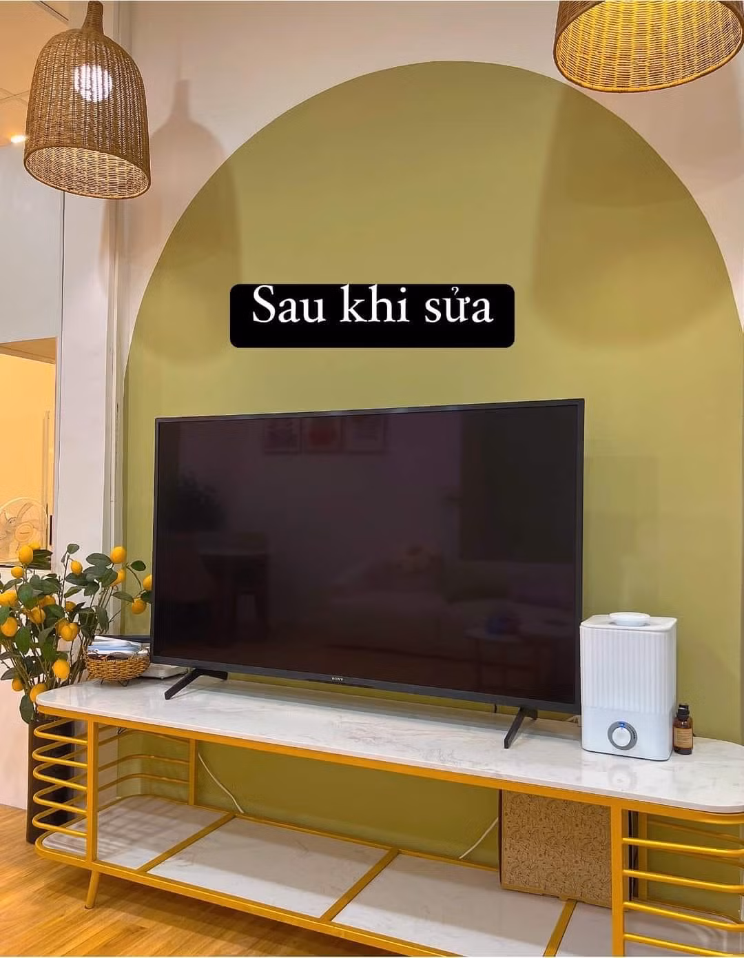 Tuy nhiên, cách sử dụng màu sắc khác biệt khiến không gian nhà trở nên đặc biệt. Màu xanh vừa thể hiện sự tươi mát, trong lành của thiên nhiên vào không gian, vừa đem lại vẻ đẹp trẻ trung, hiện đại.