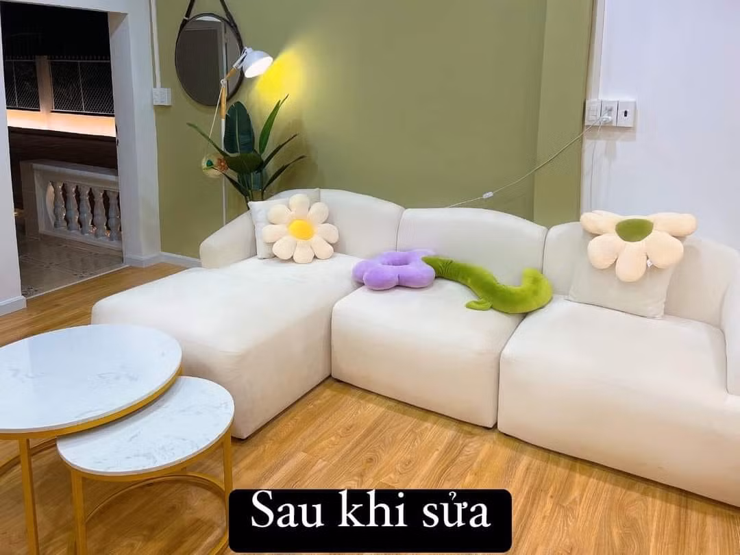 Thay vì màu trắng cơ bản có vẻ đơn điệu, ngôi nhà được khoác lên mình một "chiếc áo" mới với tông màu xanh bơ.