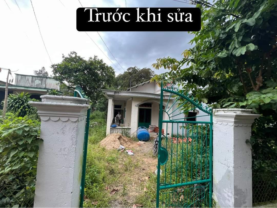 Theo hình ảnh ban đầu trước khi cải tạo, ngôi nhà cấp 4 cũ nằm trong trong một khu đất khá rộng, cỏ dại mọc um tùm.