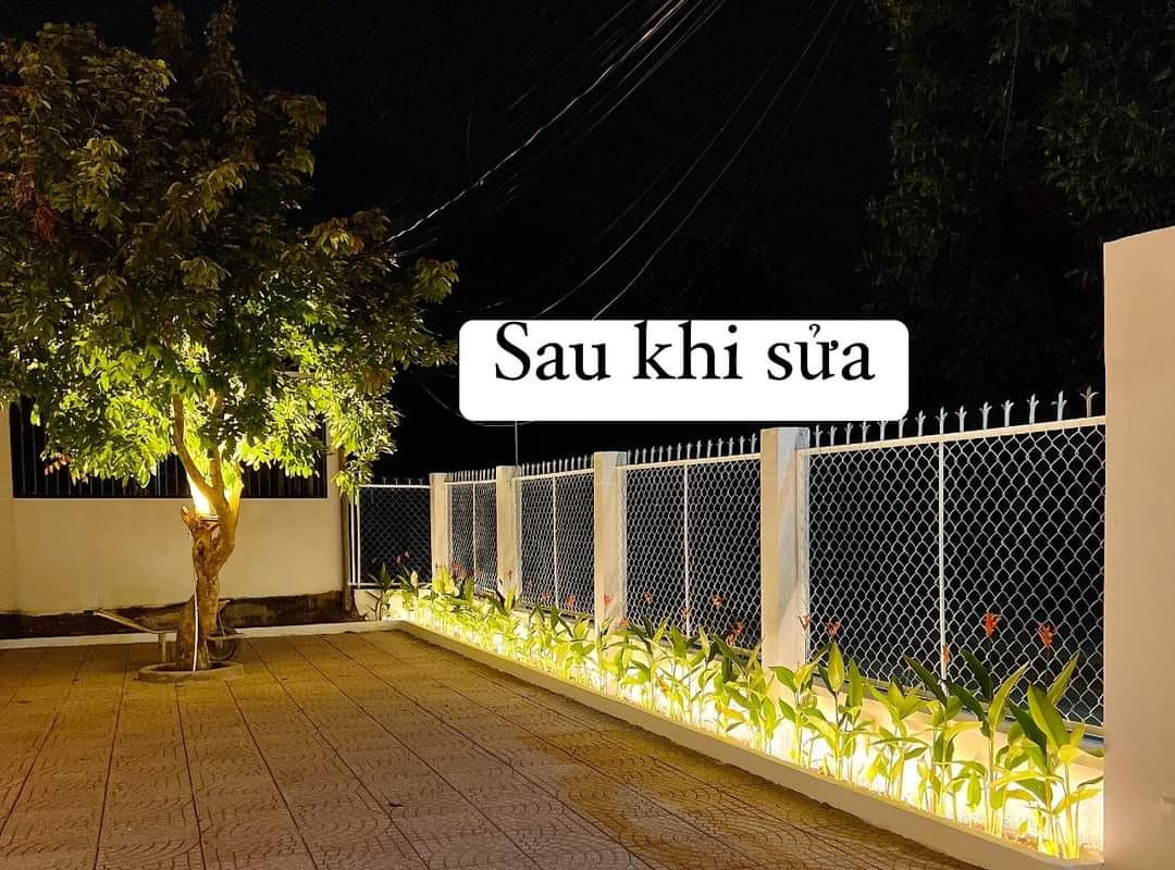 Bên ngoài của ngôi nhà được lắp hệ thống đèn tạo sự nổi bật. Nguồn ảnh: FB Ngoc Tram