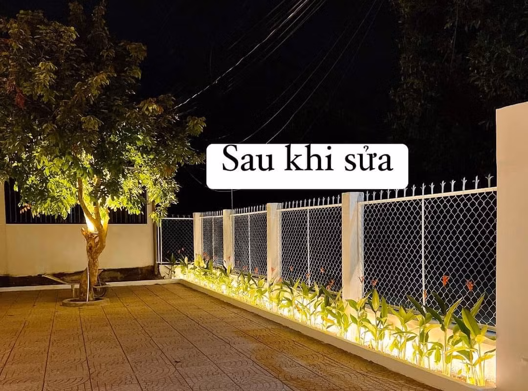 Bên ngoài của ngôi nhà được lắp hệ thống đèn tạo sự nổi bật. Nguồn ảnh: FB Ngoc Tram