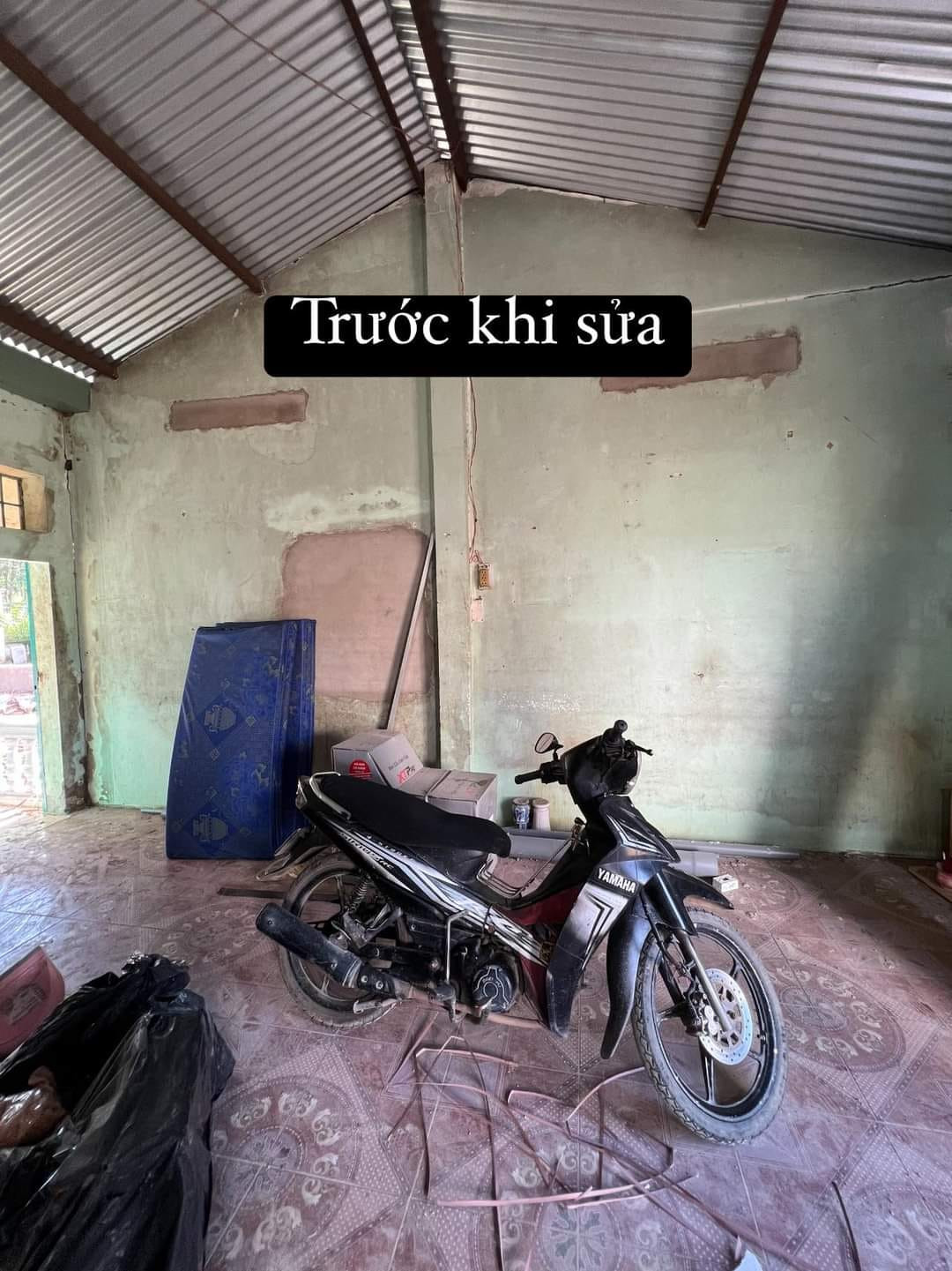 Bên trong căn nhà cũ lớp sơn, vôi bị phồng rộp, tróc lở.